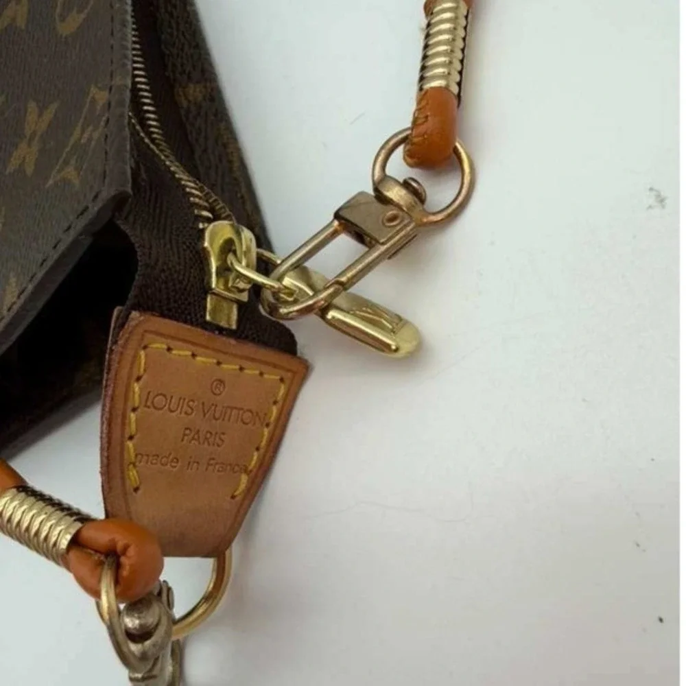 Louis Vuitton Monogram Pochette Crossbody Bag Authentic LV Wristlet Vintage‎
